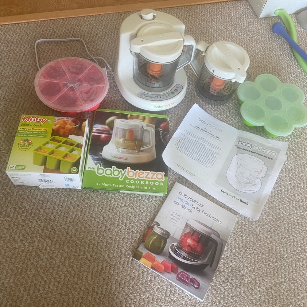 Baby breeza food maker, 2 cook books, 3 silicon trays and manual with recipes
